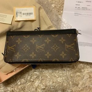 💯 Authentic Wallet LV